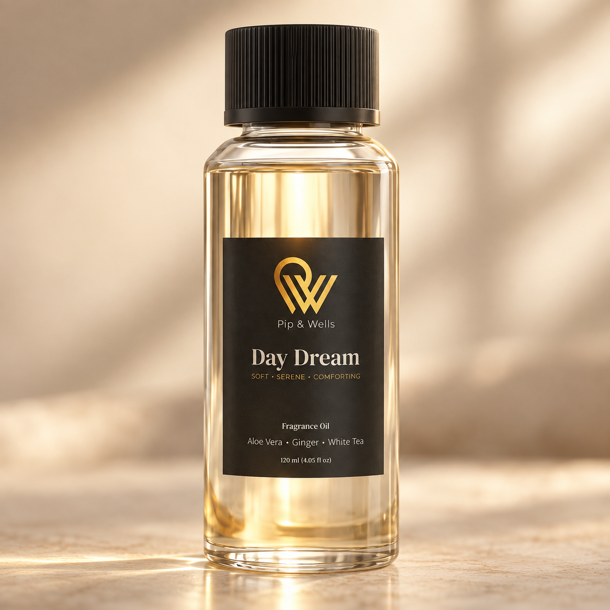 Close-up van het etiket op een fles Pip & Wells Day Dream geurolie van 120 ml