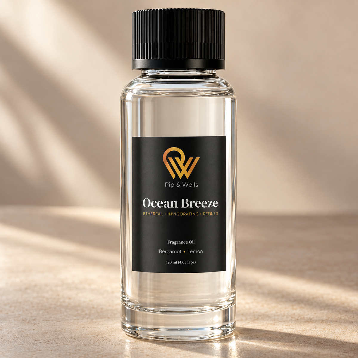 Close-up van het etiket op een fles Pip & Wells Ocean Breeze geurolie van 120 ml