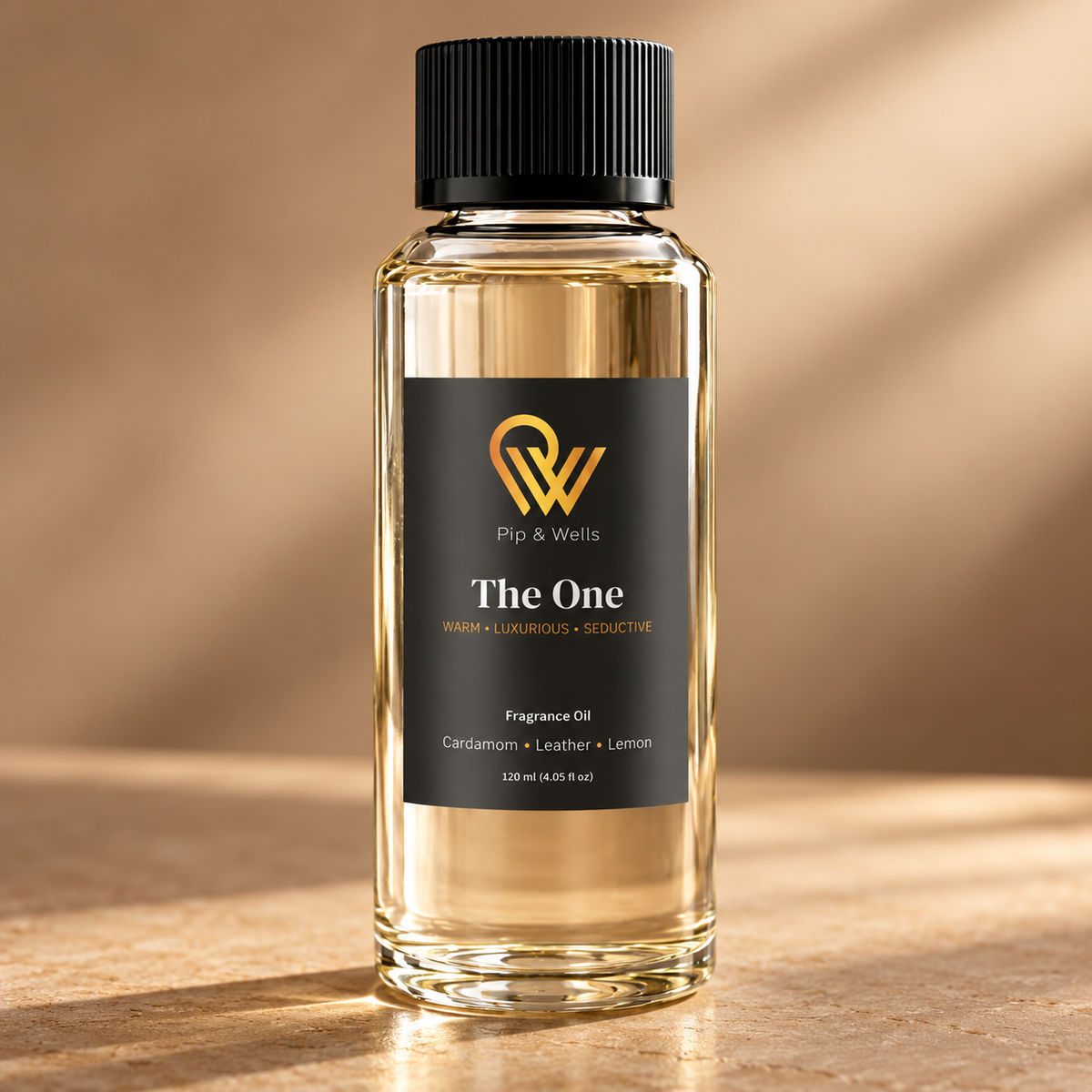 Close-up van het etiket op een fles Pip & Wells The One geurolie van 120 ml